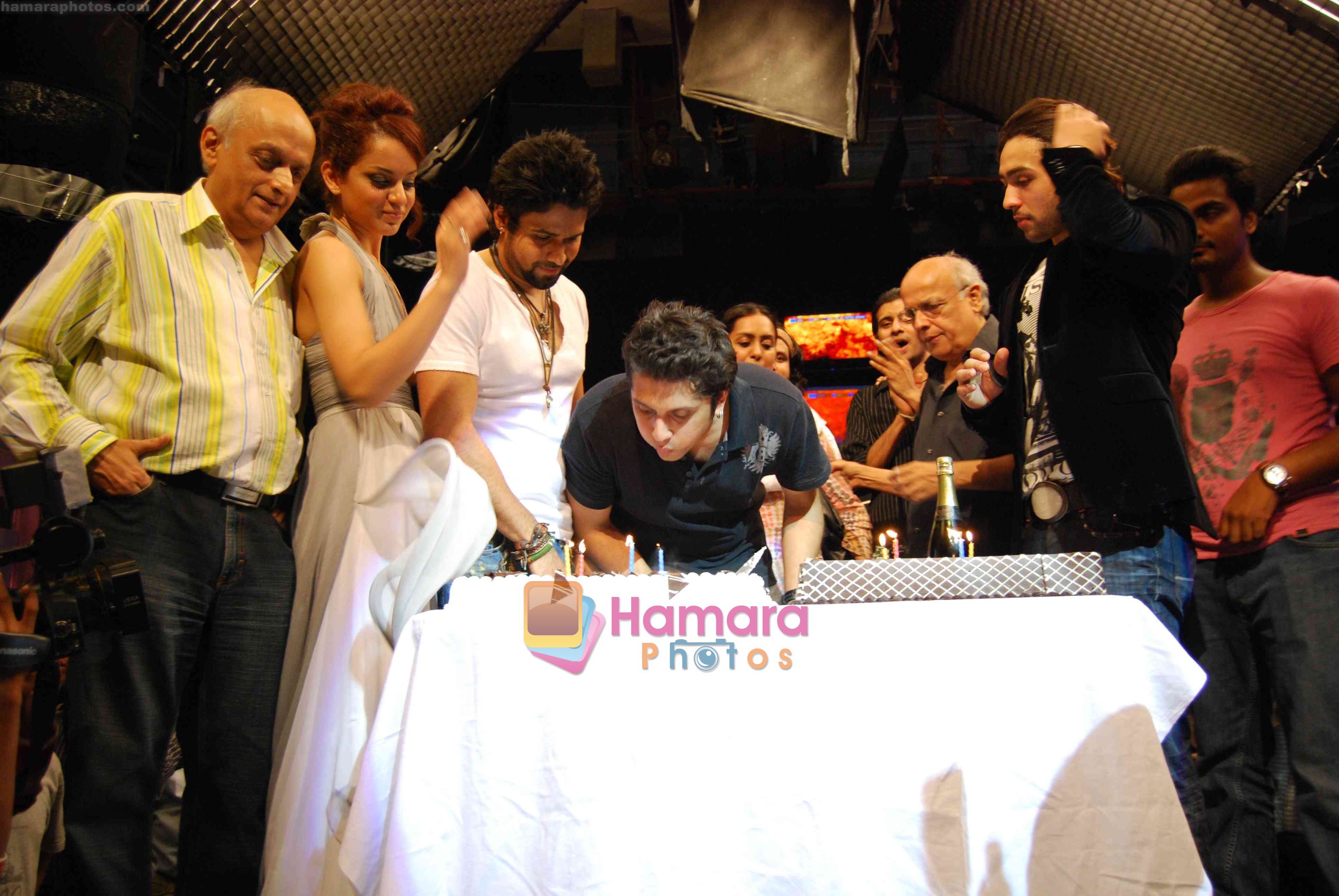 Mukesh Bhatt, Kangana Ranaut, Emran Hashmi,  Mohit Suri, Mukesh Bhatt, Adhyayan Suman at Mohit Suri's Birthday Celebiration on the set of Raaz - The Mystery continues... 16APR08