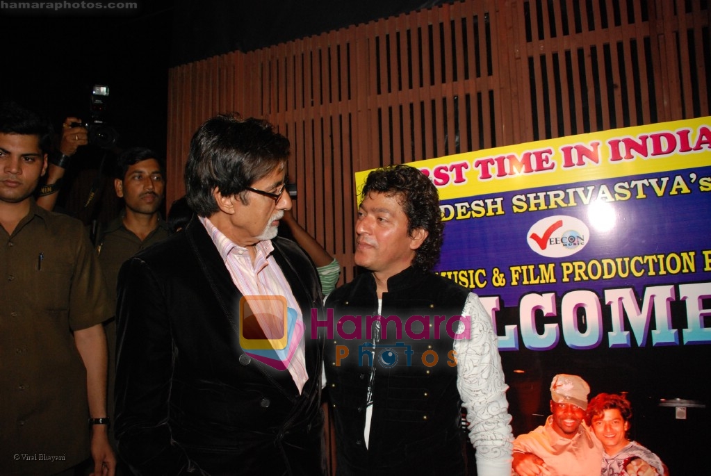 Amitabh Bachchan  with Aadesh Shrivastava at Wyclef Jean show hosted by Aaadesh Shrivastava in Aurus on April 20th 2008 