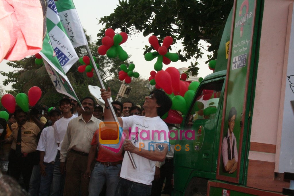 Shahrukh Khan flags off _ Kya Aap Paanchvi Paas se tez hai_ show in Band Stand on April 20th 2008 