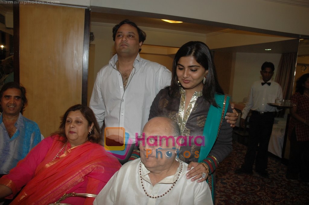 Mukherjee family at Raja Mukherjee's new serial Kisi Ki Nazar Na Lage in Ramee Guestline on April 21st 2008 