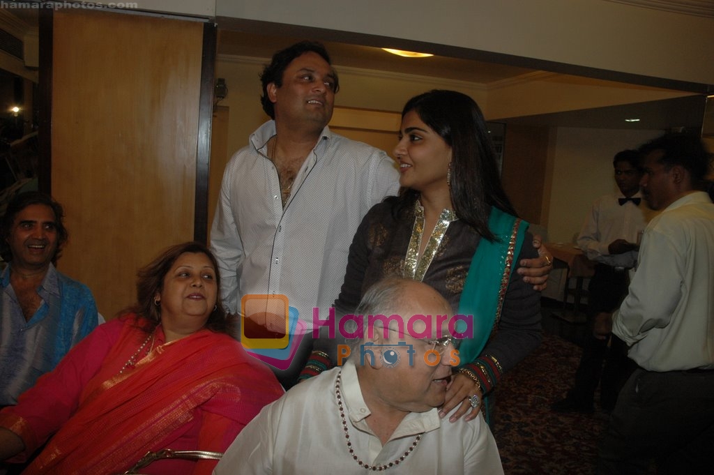 Mukherjee family at Raja Mukherjee's new serial Kisi Ki Nazar Na Lage in Ramee Guestline on April 21st 2008 