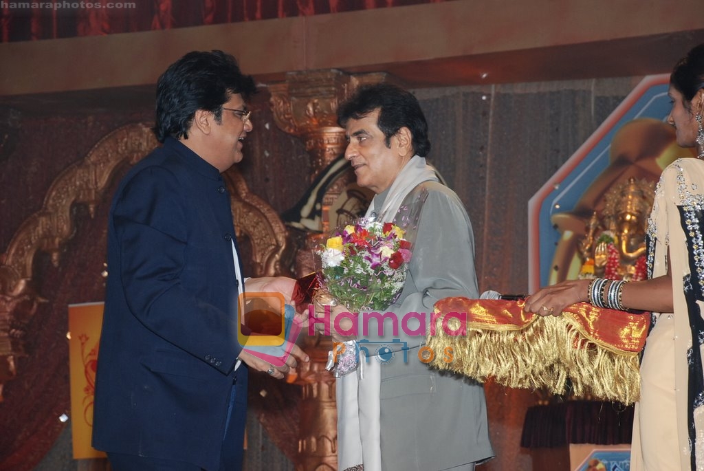 Jeetendra getting feleicated by Makrand Adhikari at Mi Marathi Awards in Ravindra Natya Mandir on April 23rd 2008 