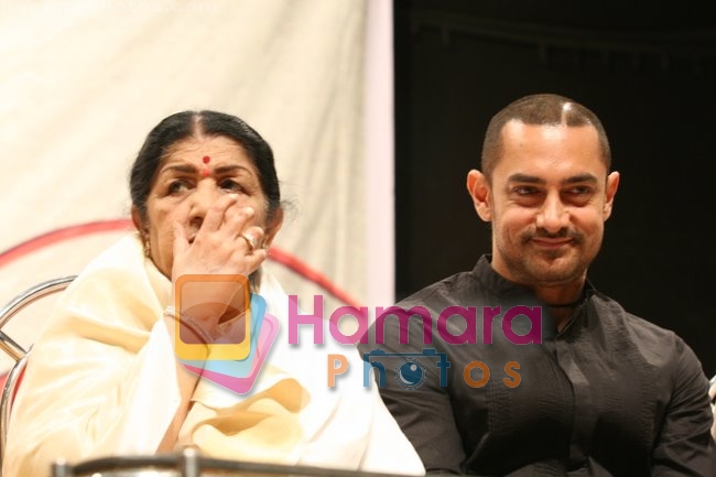 Lata Mangeshkar  and Aamir Khan at the Award Ceremony in Shanmukhanand hall, Mumbai on April 24th 2008 
