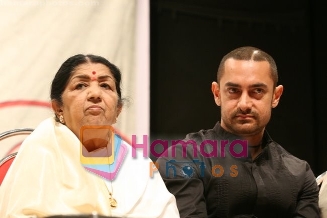 Lata Mangeshkar  and Aamir Khan at the Award Ceremony in Shanmukhanand hall, Mumbai on April 24th 2008 