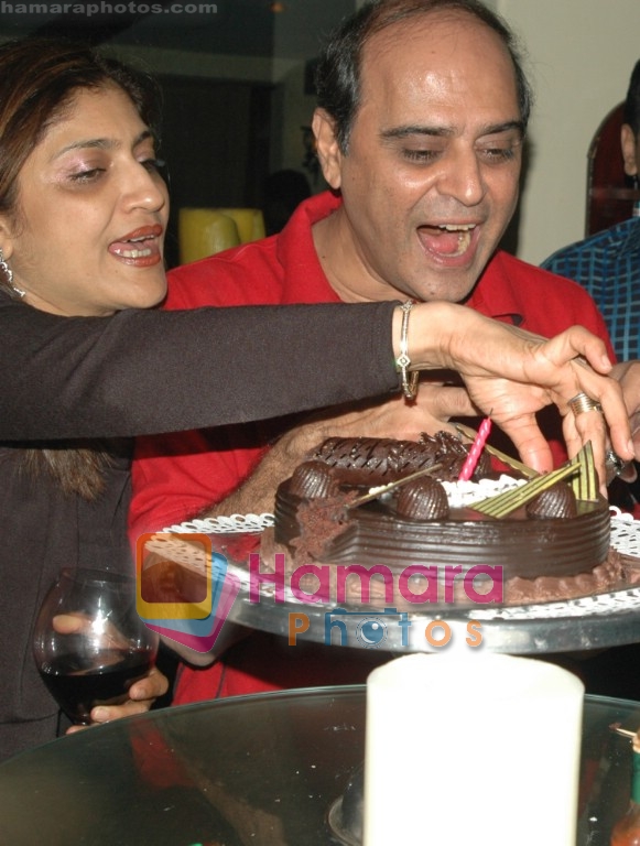 Host Shalini Tikoo with Karan Razdan at Karan Razdans Bday Bash in Mangi Ferra, Juhu on April 26th 2008 