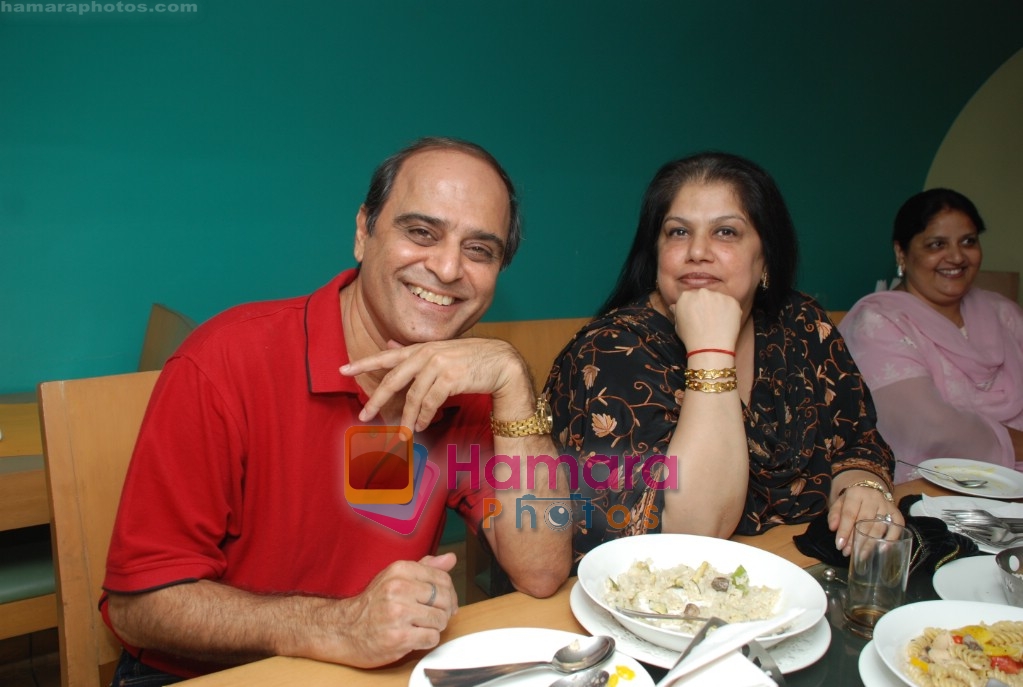 Karan Razdan and Mona Kapoor at Karan Razdans Bday Bash in Mangi Ferra, Juhu on April 26th 2008 