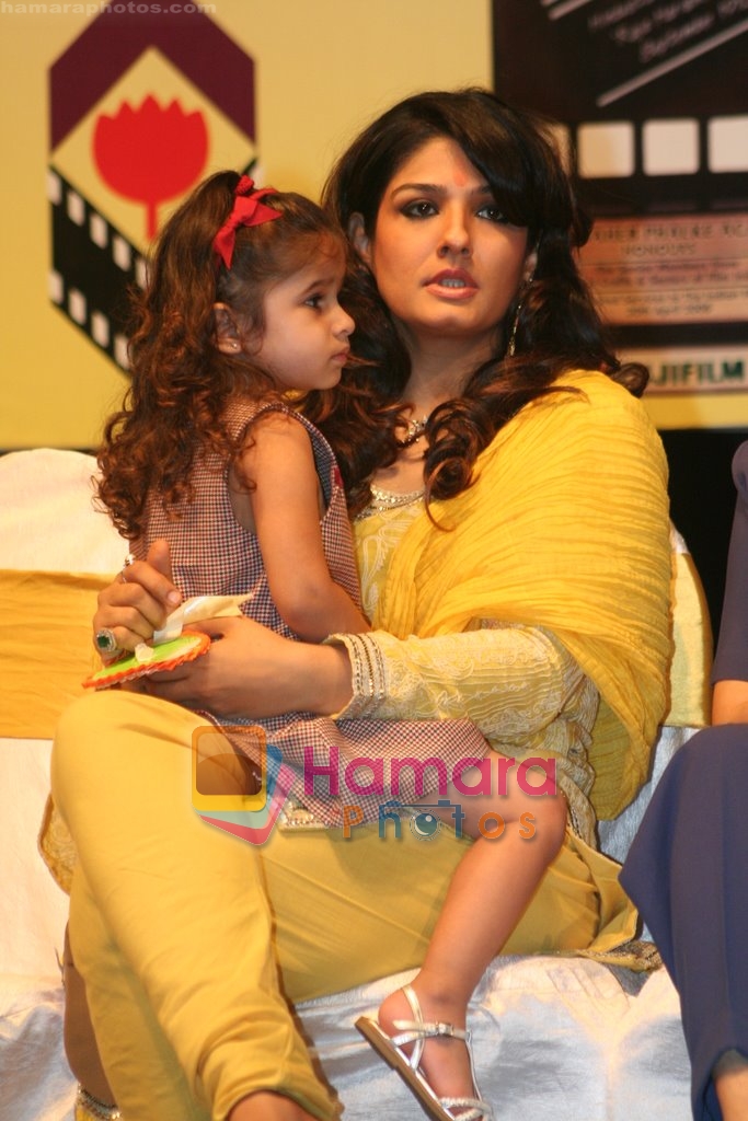 Raveena Tandon with daughter Rashi at Dadasaheb Phalke Awards in Bhaidas Hall on April 30th 2008