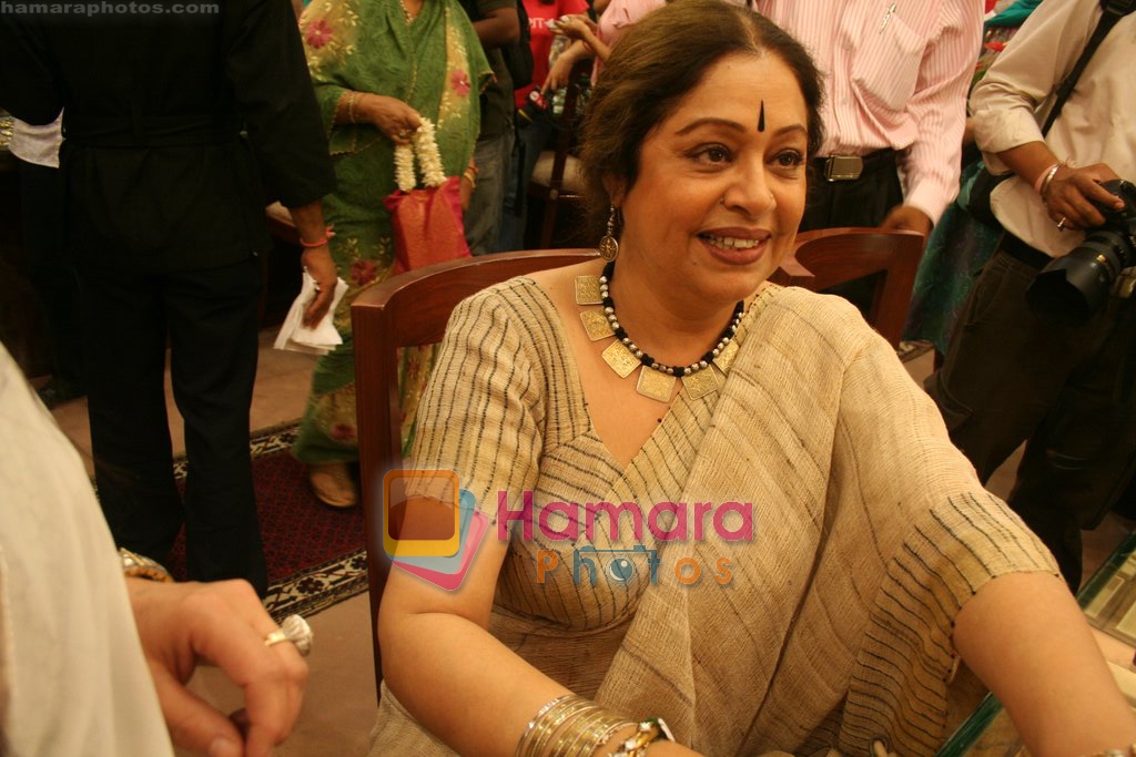 Kiron Kher at Amrapali store launch in Juhu on April 30th 2008