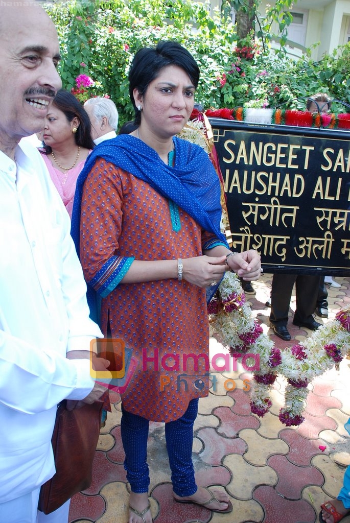 Priya Dutt at Renaming Ceremony of Carter Road as Naushad Ali Marg in  Bandra,Mumbai on May 5th 2008
