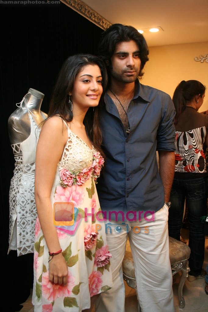 Neha Oberoi with Sikander Kher at Archana Kochhars Summer 2008 Collection in Juhu on May 6th 2008