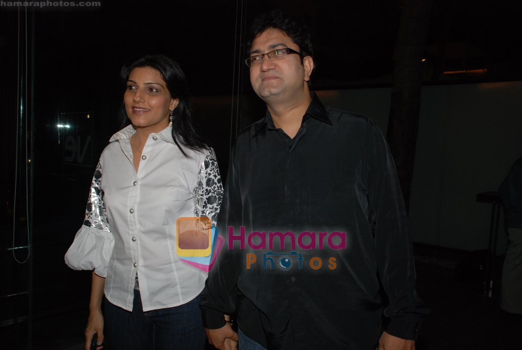 Prasoon Joshi with wife at Shefali Shah's bash in   Vie Lounge on May 7th 2008