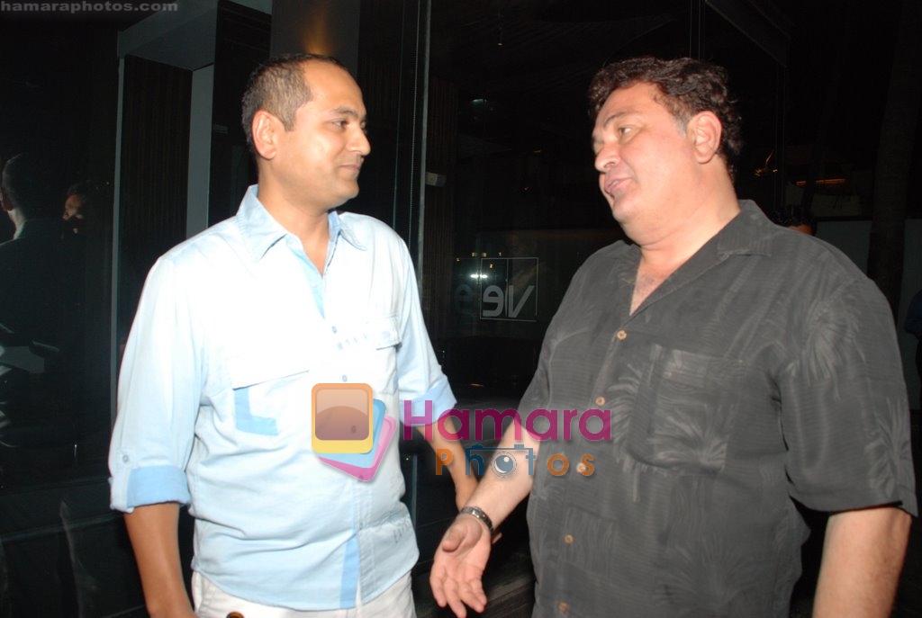 Vipul Shah with Rishi Kapoor at Shefali Shah's bash in   Vie Lounge on May 7th 2008