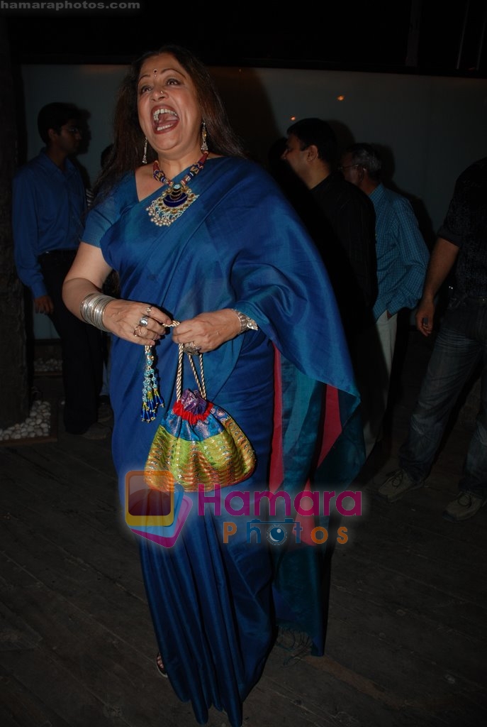 Kiron Kher at Shefali Shah's bash in   Vie Lounge on May 7th 2008