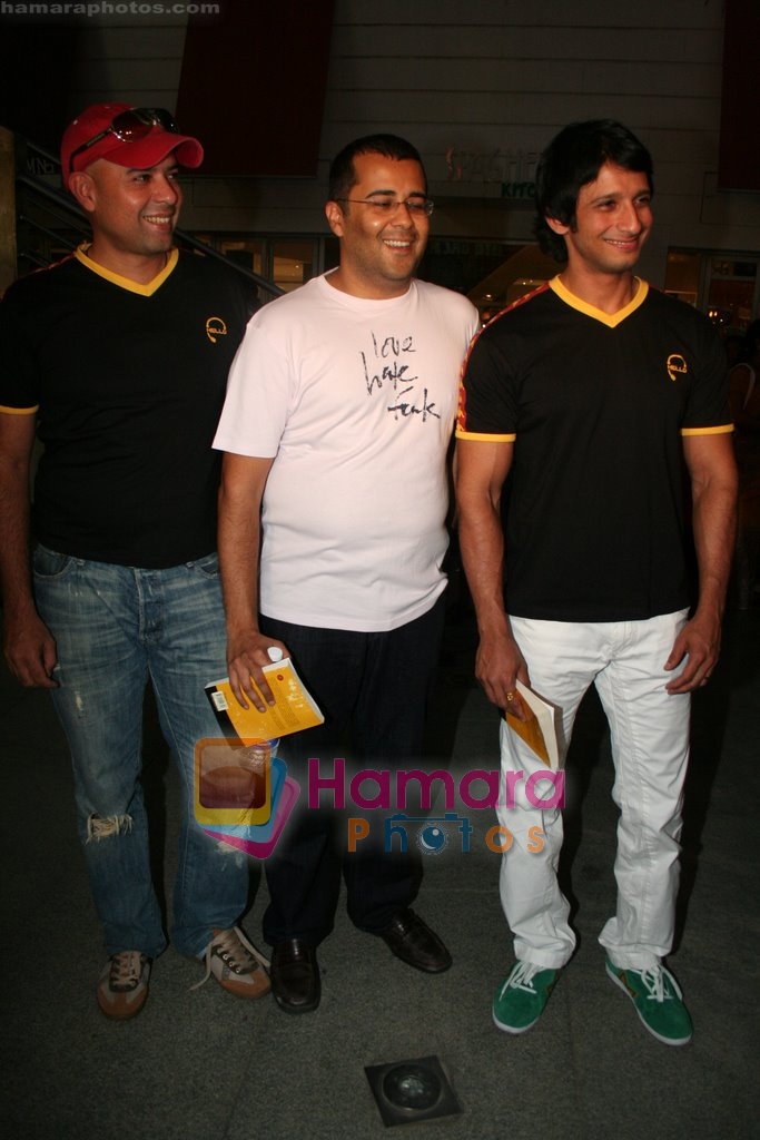 Atul Agnihotri and Sharman Joshi at the reading of Chetan Bhagat's book The 3 mistakes of my life in  Depot on May 8th 2008