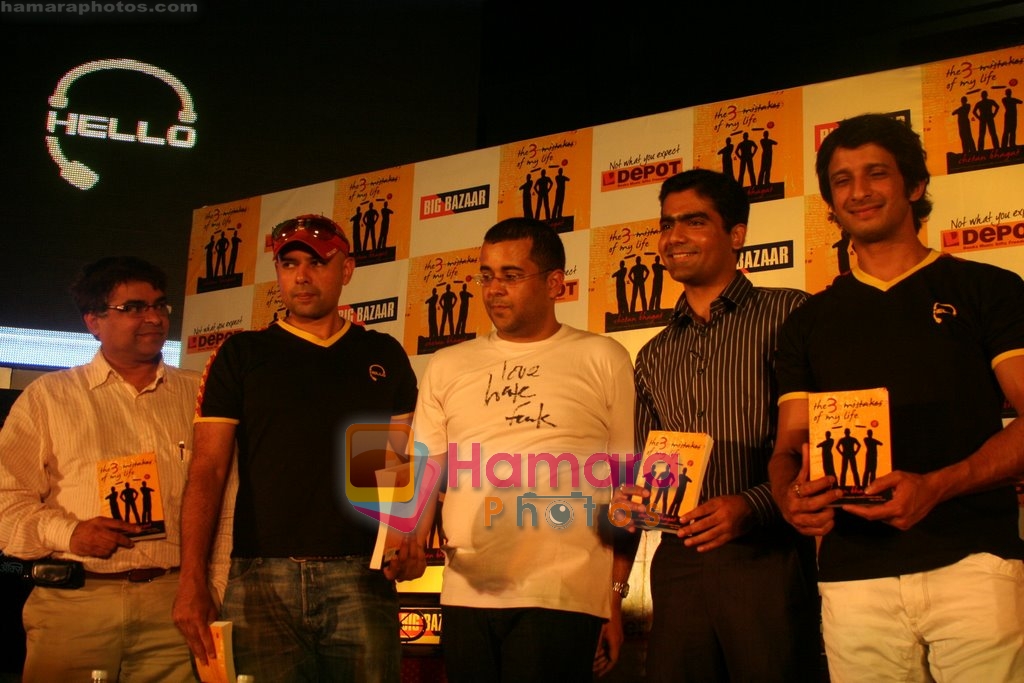 Atul Agnihotri and Sharman Joshi at the reading of Chetan Bhagat's book The 3 mistakes of my life in  Depot on May 8th 2008