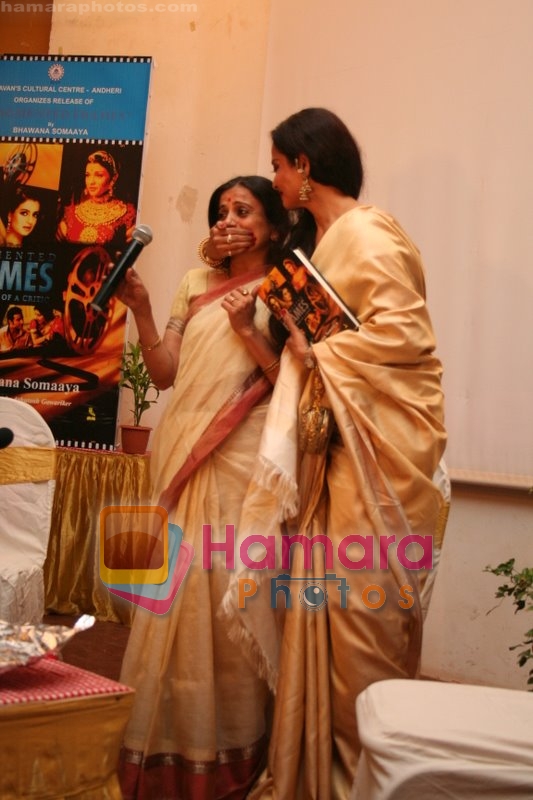 Rekha at Bhavna Somaiya's book Fragmented Dreams launch in Bhavans on May 10th 2008