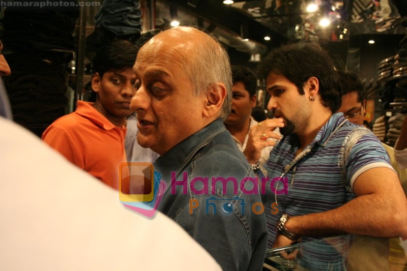 Emraan Hashmi with Mukesh Bhatt at Jannats promotional with Spykar in  Mega Mall on May 15th 2008