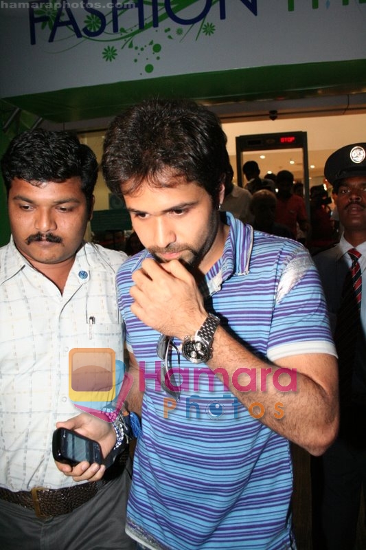 Emraan Hashmi at Jannats promotional with Spykar in  Mega Mall on May 15th 2008