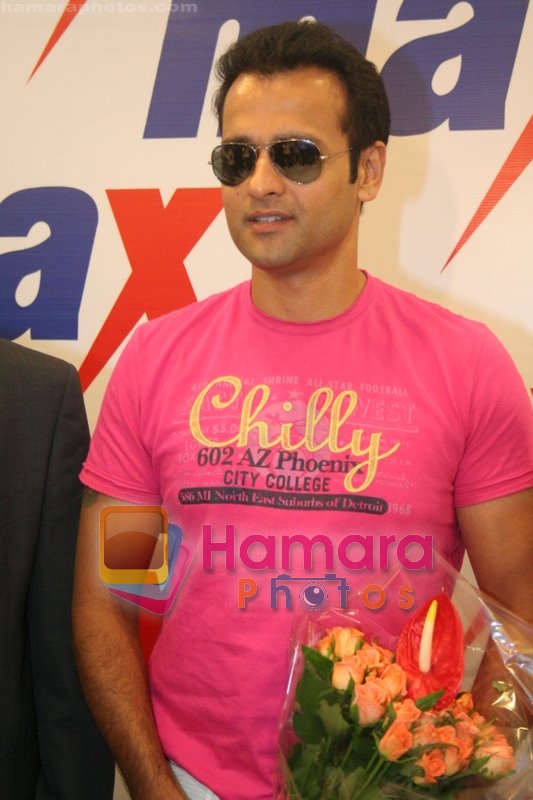 Rohit Roy promotes Max retail store in  Bhayander on May 16th 2008
