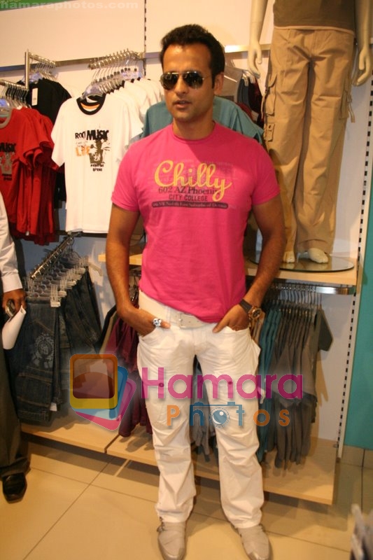 Rohit Roy promotes Max retail store in  Bhayander on May 16th 2008