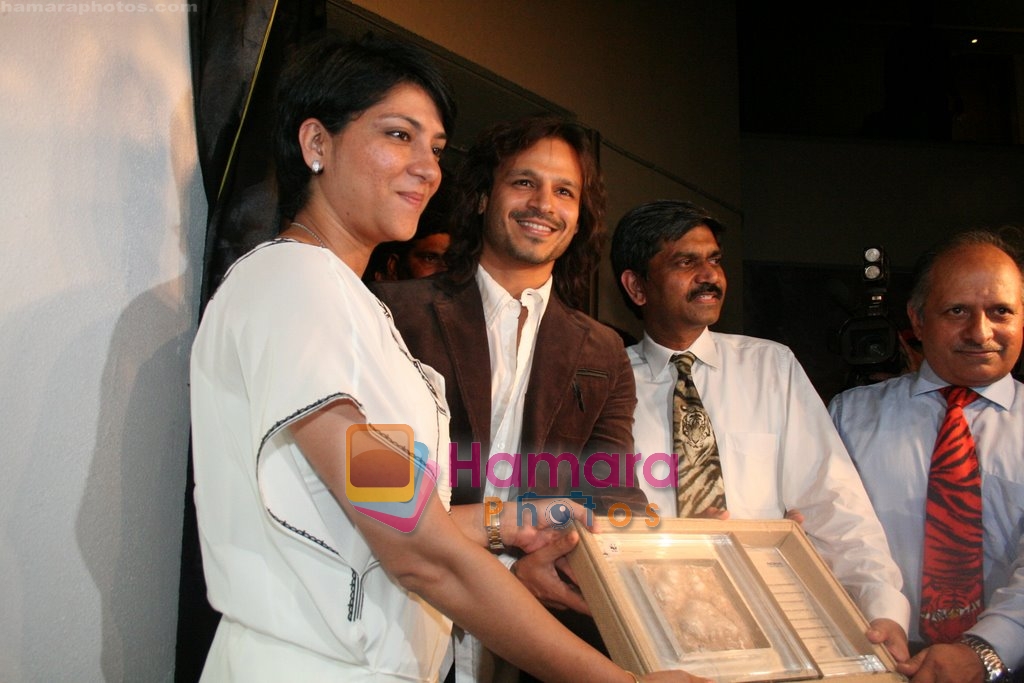 Vivek Oberoi, Priya Dutt at the Unveiling Of The _Tiger Wall Of Hope_ By WWF & Nokia in J W Marriott mall on May 18th 2008