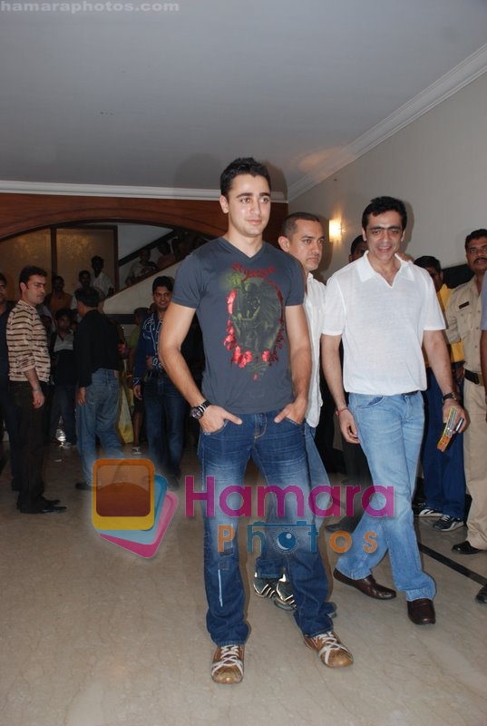 Imraan Khan, Aamir Khan at the Music Launch of Jaane Tu Ya Jaane Na in Shammi Kapoor's residence on May 20th 2008