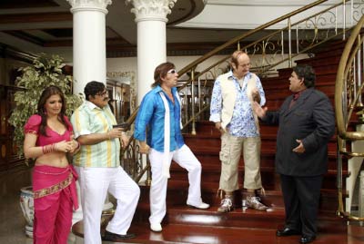 Deepshika, Satish Shah, Razzak Khan, Anupam Kher and Satish Kaushik in a still from the movie Dhoom Dhadaka