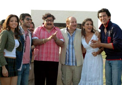 Shama, Sameer, Satish Shah, Anupam Kher, Aarti and Shaad in a still from the movie Dhoom Dhadaka