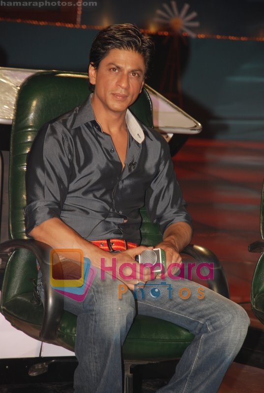 Shahrukh Khan at the grand Finale of Shahrukh Khans Kya Aap Paanchvi Pass Se Tez Hai in  Fame on May 29th 2008