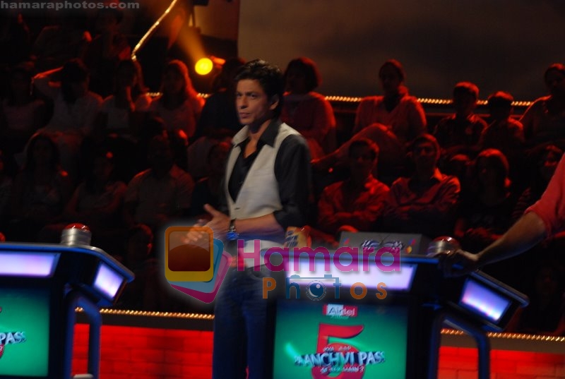 Shahrukh Khan at the grand Finale of Shahrukh Khans Kya Aap Paanchvi Pass Se Tez Hai in  Fame on May 29th 2008