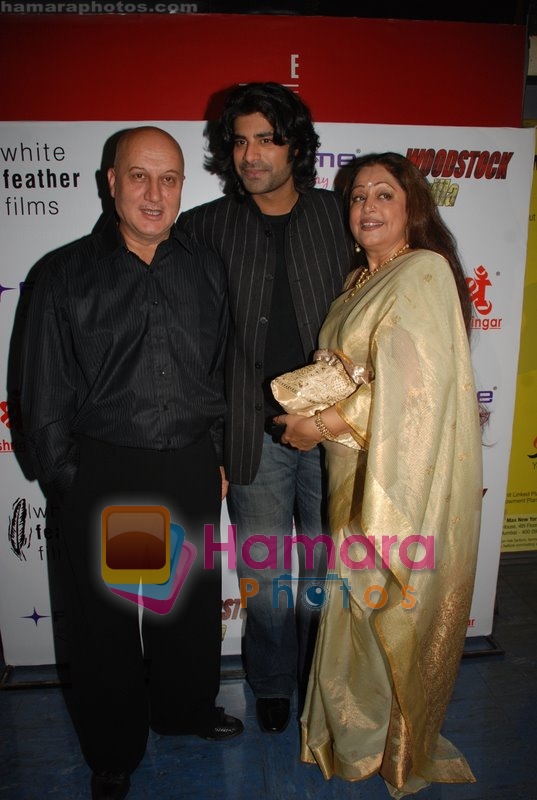 Anupam Kher, Sikander Kher, Kiron Kher at Woodstock Villa premiere in Fame on May 29th 2008