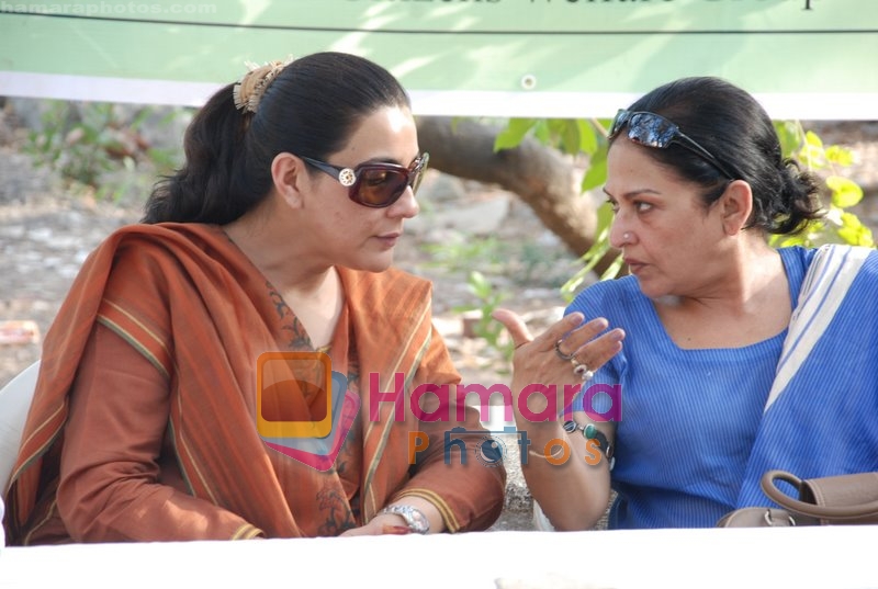 Anju Mahendroo, Amrita Singh during the protest against water deluge problems of Juhu in Kaifi Azmi park on May 31st 2008 