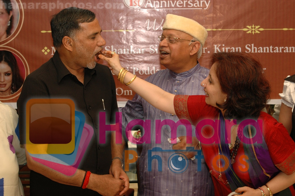Kripashankarji getting a mouthful of anniversary cake by Ghayathri Desai and Kiran Shantaram at the first anniversary of the DD Neroy on 28th May 2008