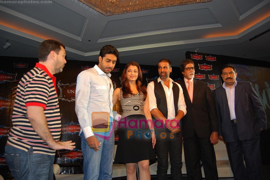 Amitabh Bachchan, Aishwarya Rai Bachchan, Abhishek Bachchan, Akshay Kumar at The Unforgettable Tour Press Meet at IIFA