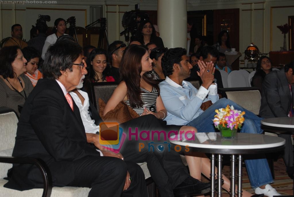 Amitabh Bachchan, Aishwarya Rai Bachchan, Abhishek Bachchan at The Unforgettable Tour Press Meet at IIFA 