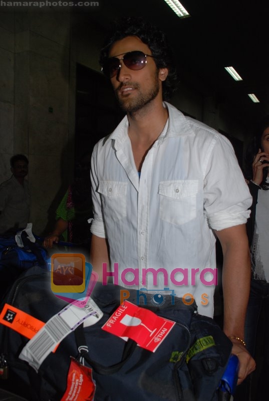 Kunal Kapoor spotted at Mumbai Airport on 9th June 2008