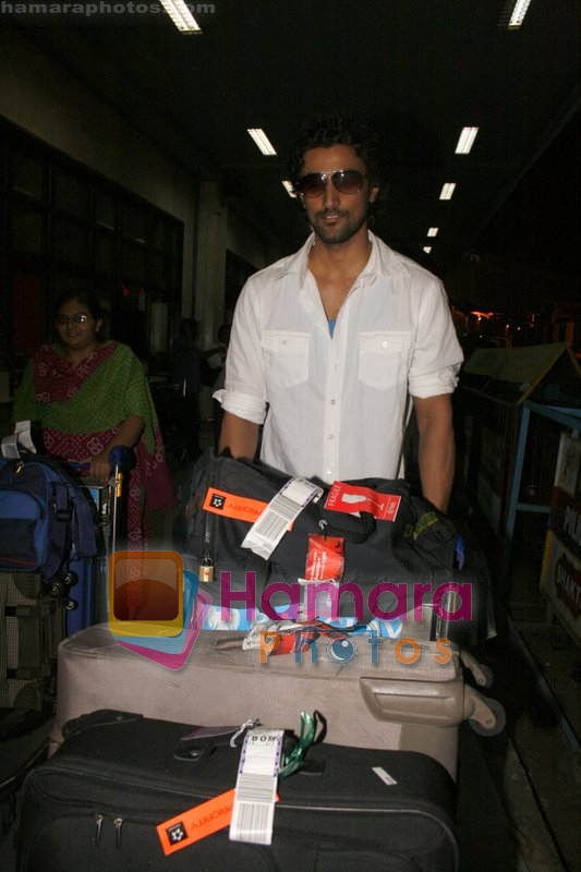 Kunal Kapoor spotted at Mumbai Airport on 9th June 2008