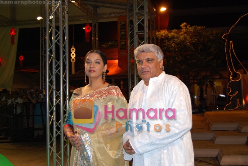 Shabana Azmi, Javed Akhtar at the IIFA Awards Green Carpet on 9th June 2008