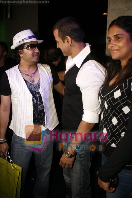 Mika Singh, Ronit Roy at Mika Singh's Bday bash in Rock Bottom on 10th June 2008