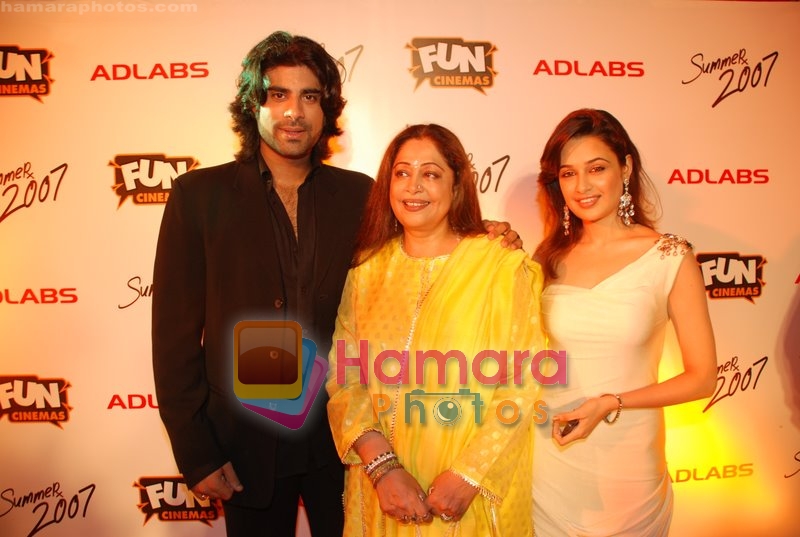 Sikander Kher, Kiron Kher, Yuvika Chaudhary at Summer 2007 premiere in Fun Republic on 12th June 2008