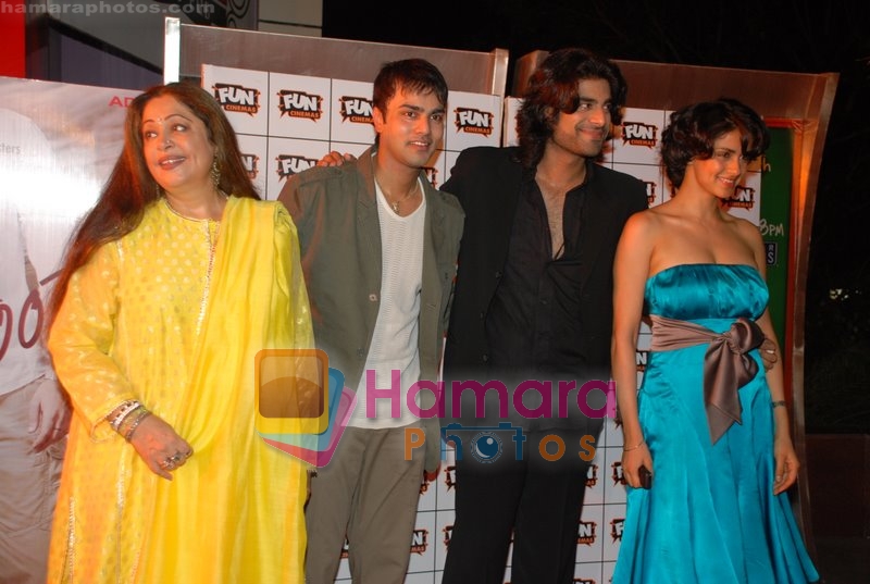 Sikander Kher, Kiron Kher, Yuvika Chaudhary at Summer 2007 premiere in Fun Republic on 12th June 2008