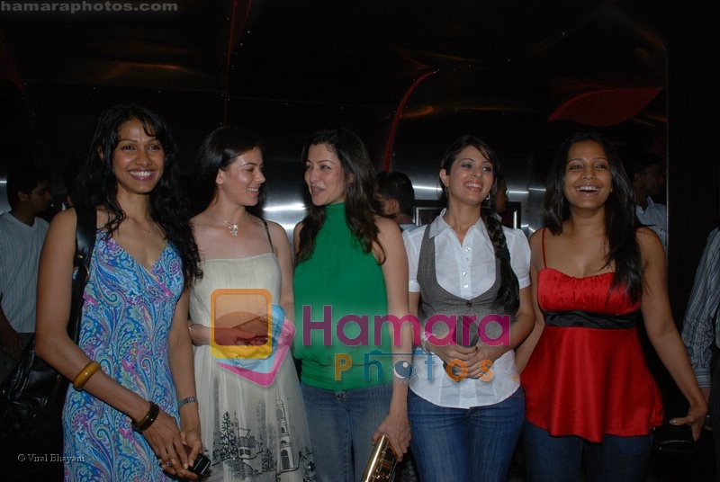 Aditi Gowitrikar, Anjana Sukhani, Meghna Naidu at the Premiere of Via Darjeeling in  PVR on June 25th 2008