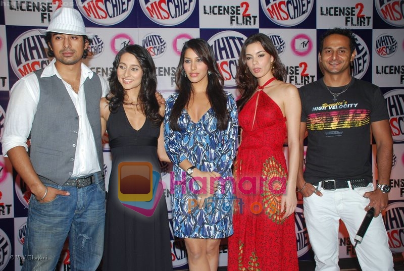 Rannvijay,Anusha Dandekar, Nikhil Chinappa with Sophie Chaudhary at MTV License to Flirt launch at Taj Hotel on June 25th 2008