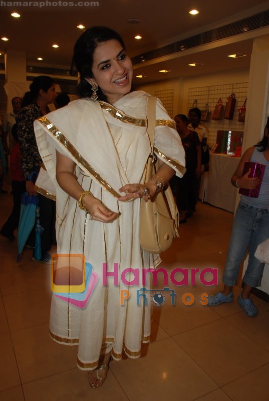 Shaina NC at special child Zameer's exhibition in 7 DAYS Art Gallery, Bandra on June 29th 2008