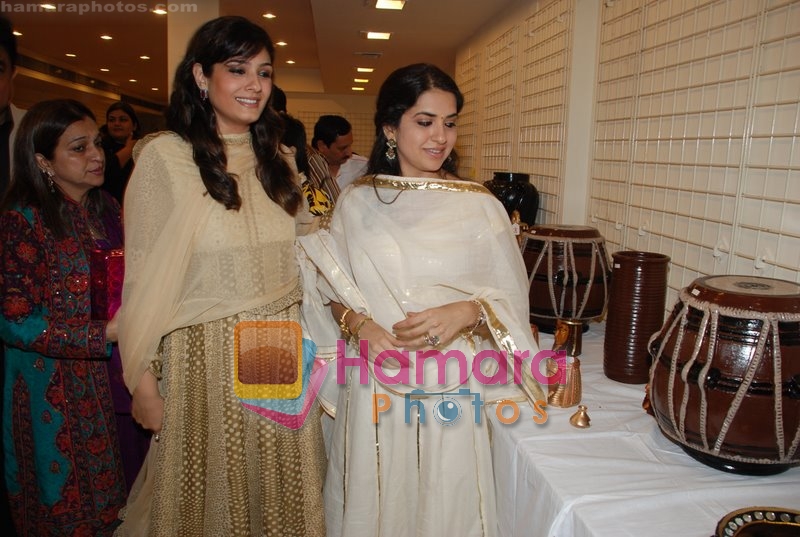 Raveena Tandon, Shaina NC at special child Zameer's exhibition in 7 DAYS Art Gallery, Bandra on June 29th 2008