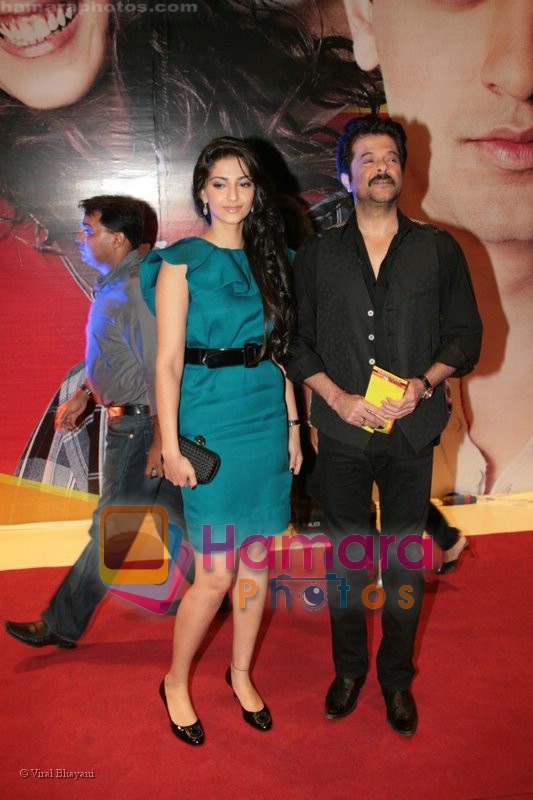 Sonam with Dad Anil Kapoor at Jaane Tu Ya Jaane Na Movie Premiere on July 4th 2008