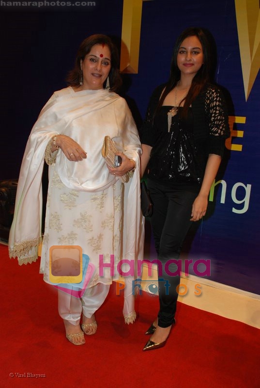 Poonam Sinha with daughter at Jaane Tu Ya Jaane Na Movie Premiere on July 4th 2008