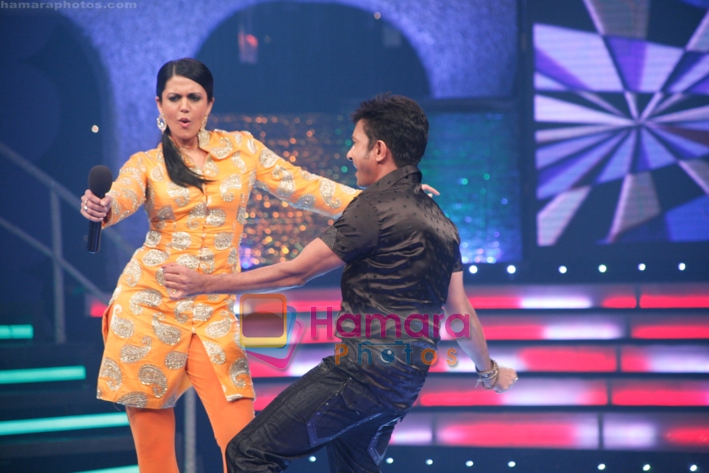 Mandira dancing with Sukhwinder Singh at Clinic All Clear Jo Jeeta Wohi Superstar on Star Plus