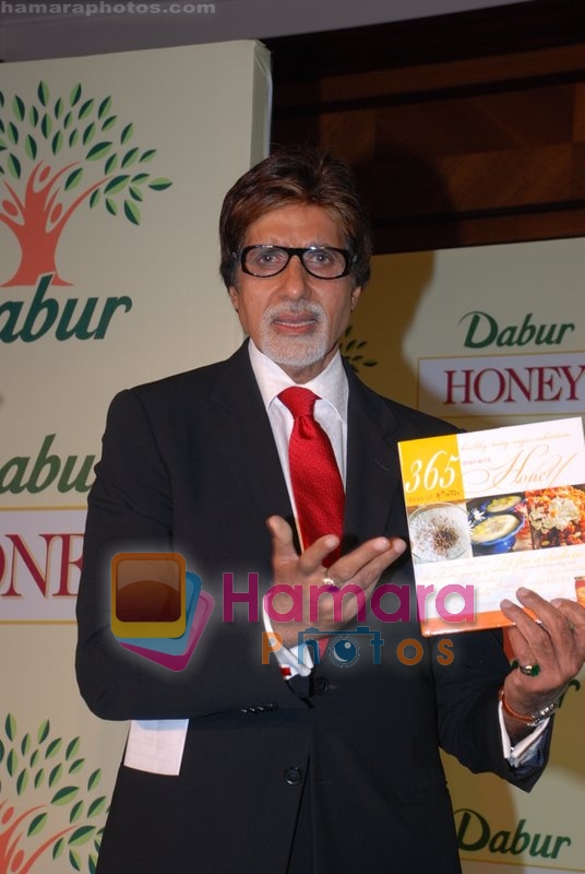 Amitabh Bachchan launches Chef Komal Taneja's coffee table book for Dabur in Taj land's End on July 10th 2008