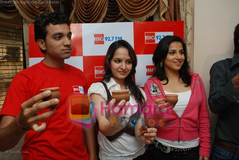 Vidya Balan Meets Winners of Big Fm 92.7 contest in Bandra on July 15th 2008 